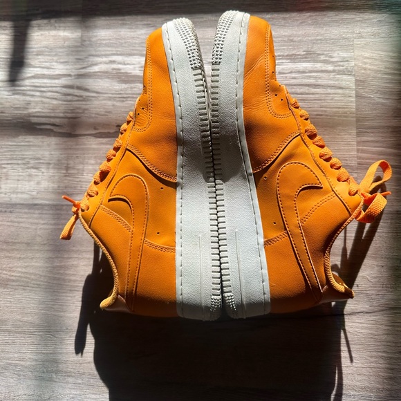 Women’s size 9 orange Air Force ones. Light worn good condition - Picture 2 of 6